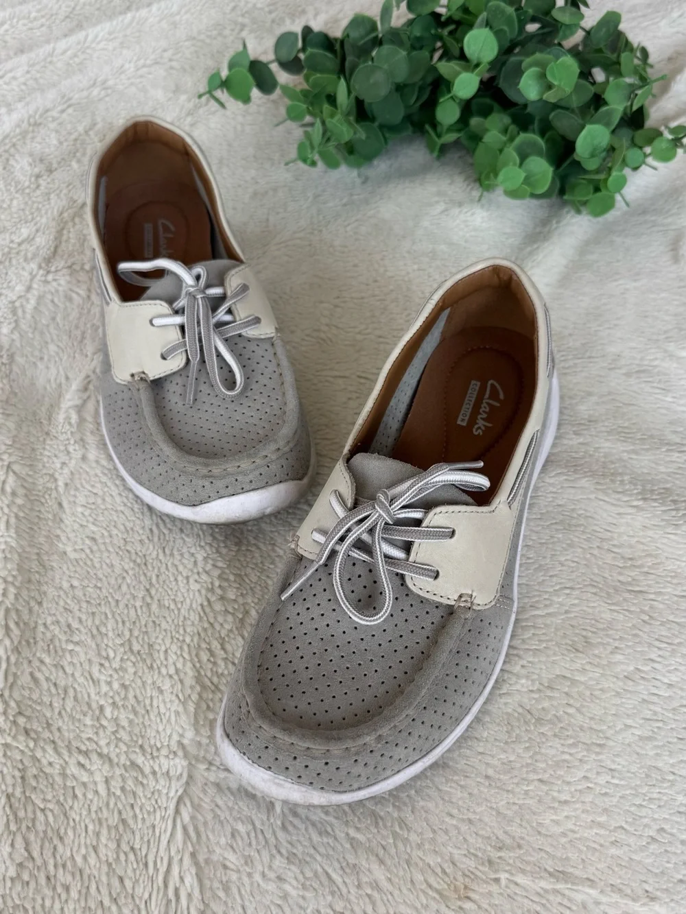 Clarks Women's Grey & Cream Perforated Lace-Up Casual Shoes Size 6.5